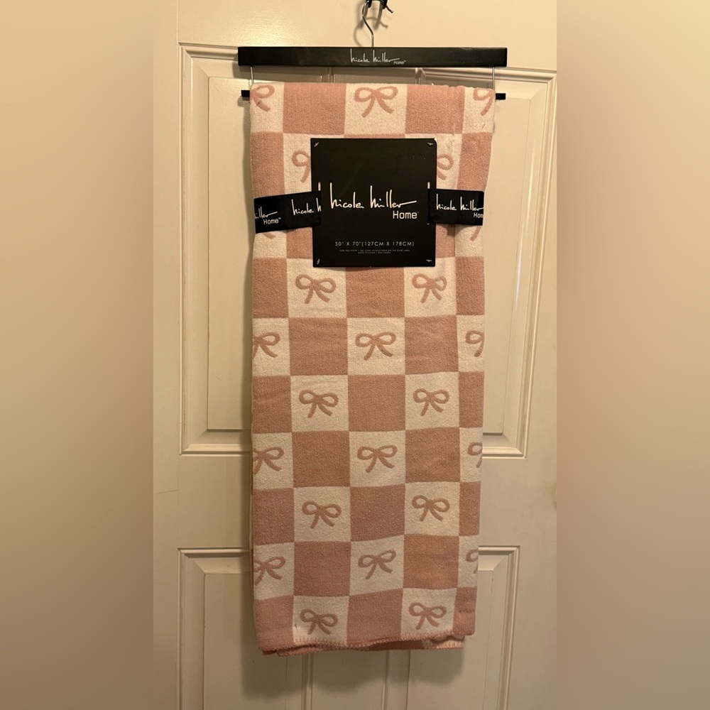Nicole Miller Pink and White Chenille Check Bow Throw Blanket 50 x 70 NWT